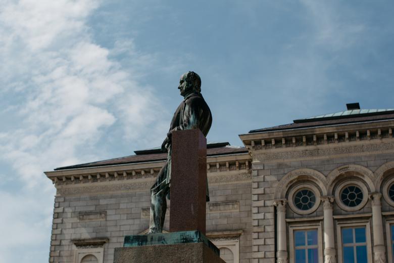 William Dargan statue in the courtyard. © National Gallery of Ireland. 