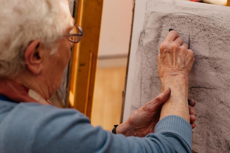 A man drawing with charcoal. © National Gallery of Ireland.