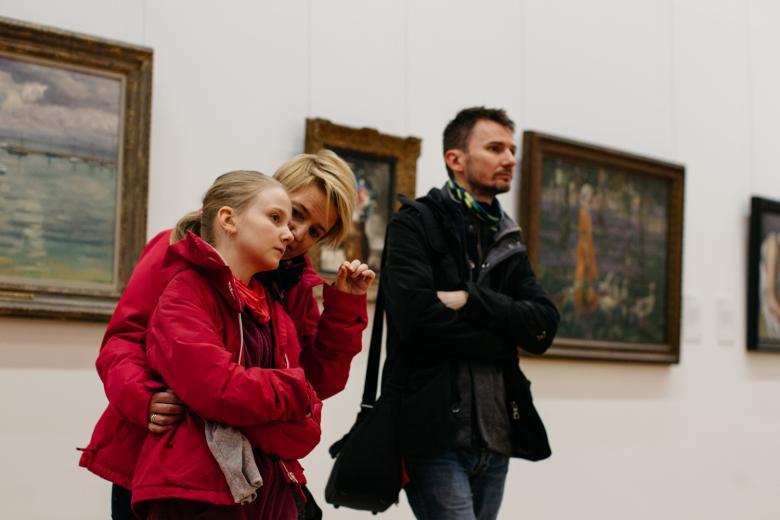 A family in the Millennium Wing. © National Gallery of Ireland.