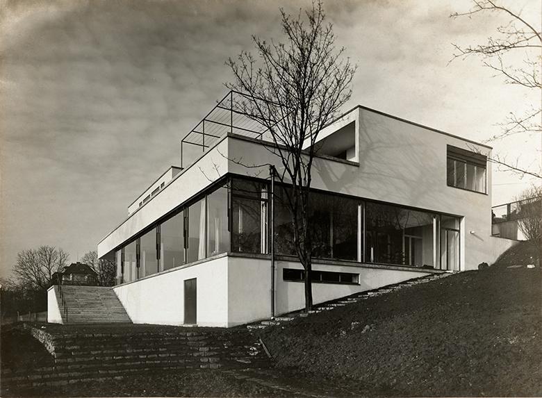 Black and white photo of a modernist house called Haus Tugendhat in Brno.