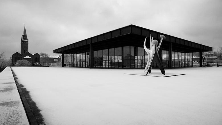 Black and white photo of the Neue Nationalgalerie Berlin in the snow.