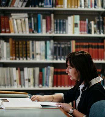 A reading the the Art Library. © National Gallery of Ireland.