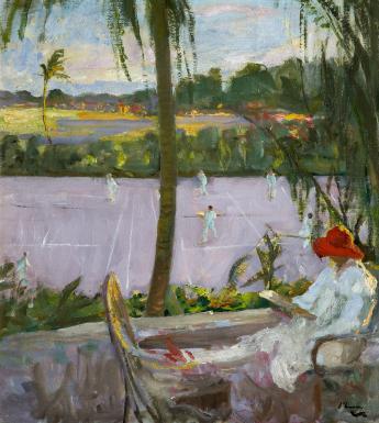 In the right foreground of the painting, a woman in a white dress and a red hat sits reading, her legs outstretched on a garden chair in front of her. In the background, amidst leafy palm trees, a group of people dressed in white are playing tennis. 
