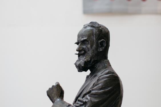 George Bernard Shaw statue in the Millennium Wing. © National Gallery of Ireland. 