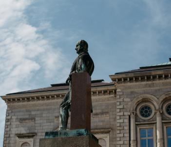 William Dargan statue in the courtyard. © National Gallery of Ireland. 